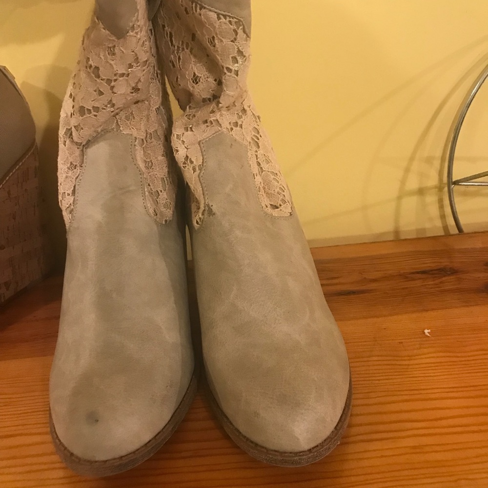 Boots - Picture 4 of 4